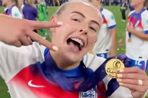 邮报报英格兰女足庆祝：夺冠后又唱又跳，带披萨和啤酒回场上狂欢