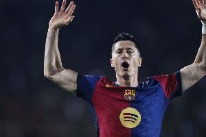 每体：莱万一心只想留巴萨&全神贯注于新赛季，他要冲击所有冠军