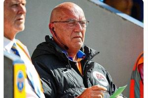 英乙比赛边裁受伤，现场广播急寻有裁判资格的球迷救场